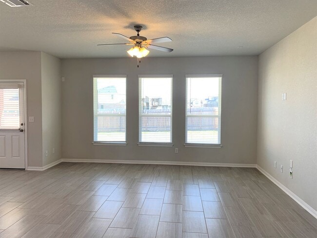 Building Photo - Large Single Level 4-bedroom in Oak Creek ...