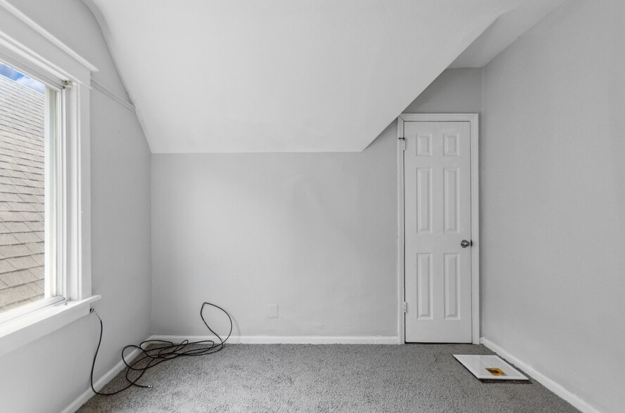 Building Photo - 10643 S Calhoun Ave