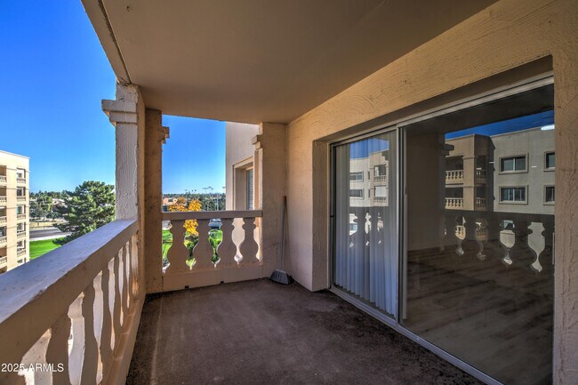 Building Photo - 7920 E Camelback Rd