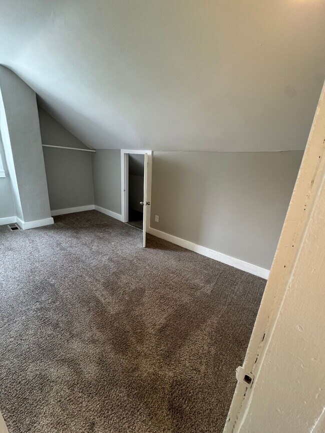 Building Photo - Spacious Four Bedroom House Close to Downt...