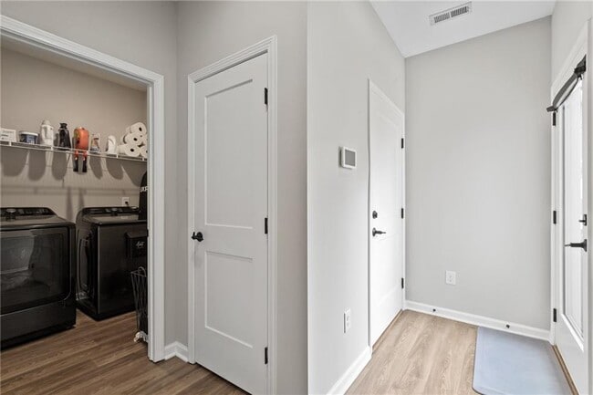 Building Photo - 2047 Drew Dr