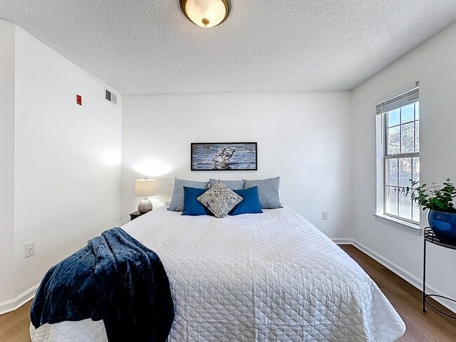 Building Photo - 3 Bedroom with Water View - Villanova at Hunters Creek