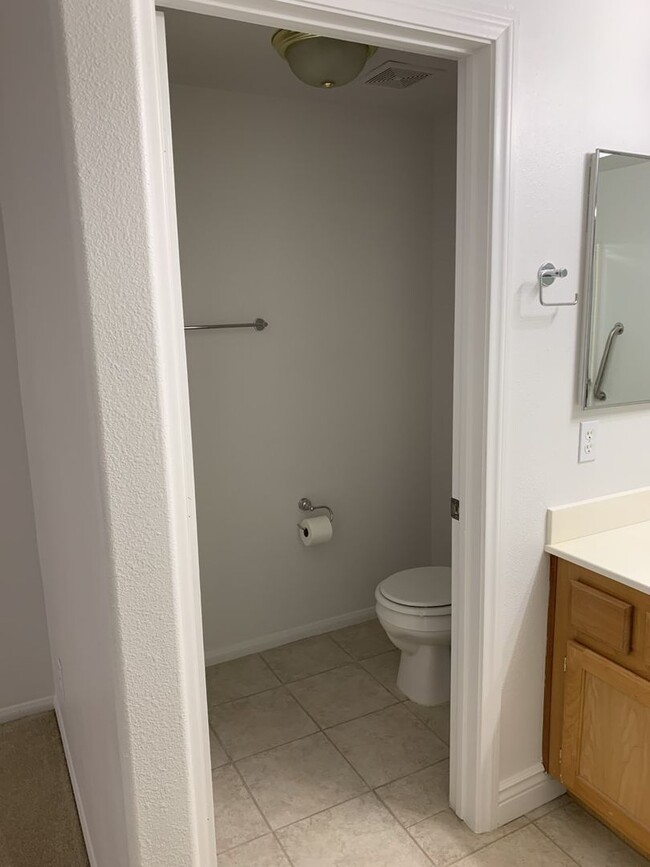 Building Photo - Wonderful lower level 2 bedroom, 2 bathroo...