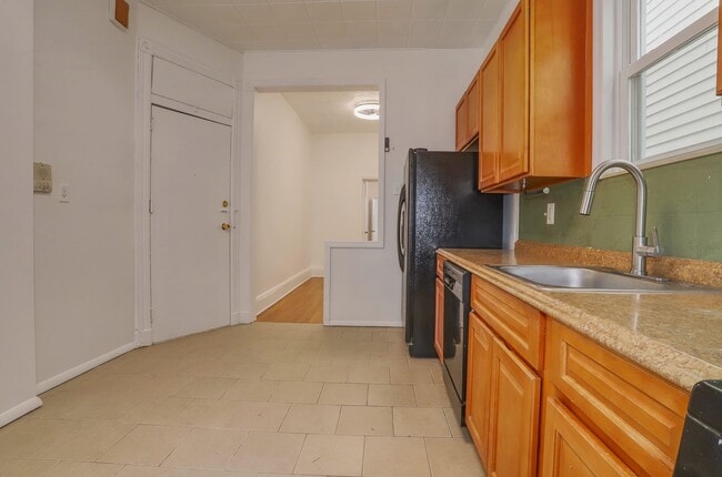 Building Photo - 119 Zabriskie St