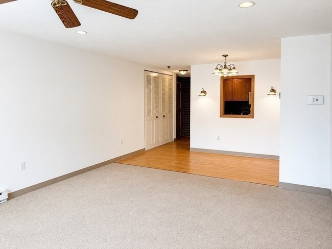 Building Photo - 25 Greentree Ln