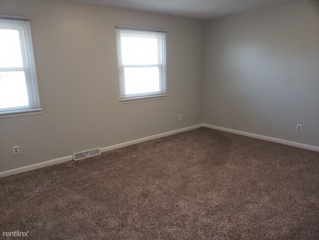 Building Photo - 2 br, 1.5 bath Townhome - 1451 S Center Rd