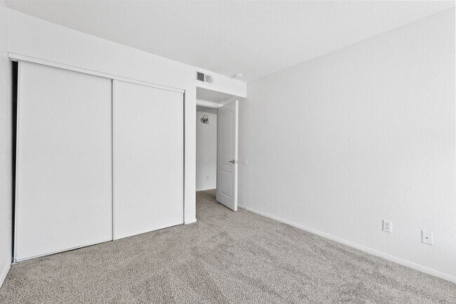 Building Photo - 3 Bedroom Condo at THE LAKES!