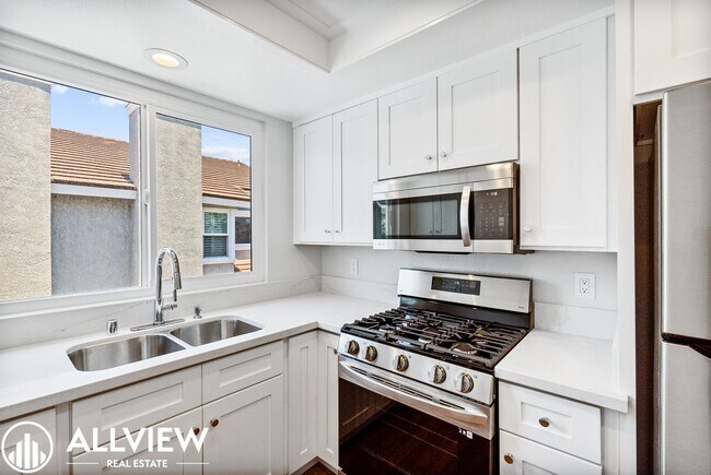Building Photo - Gorgeous 2 bed/2 baths, located in the highly desired community of Woodbridge.