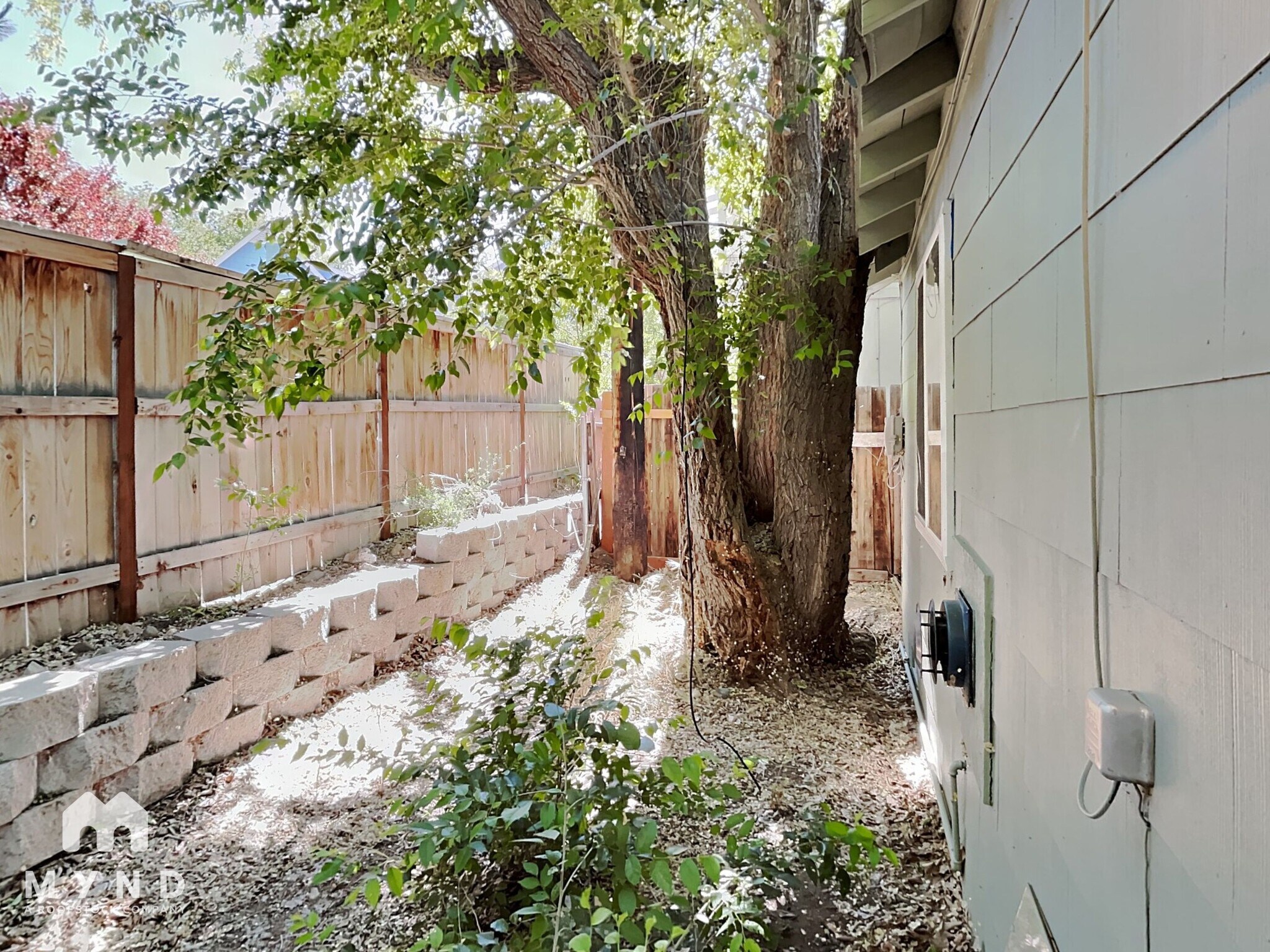 Building Photo - 220 Hillcrest Dr