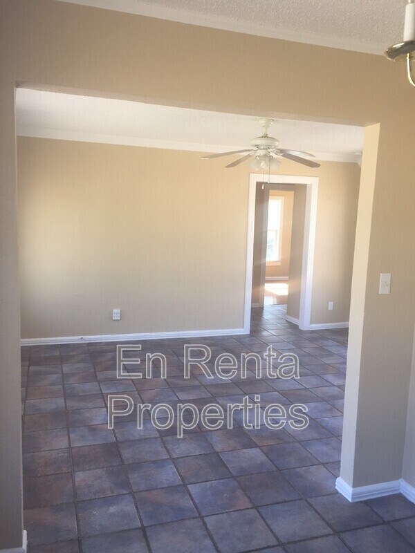 Building Photo - 601 W Beach St