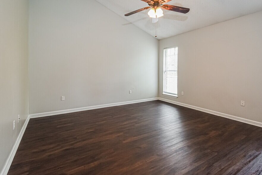 Building Photo - 8161 Loden Cove
