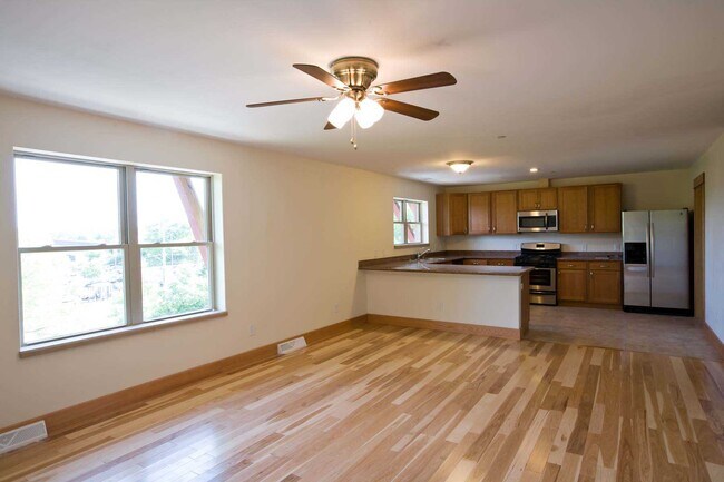 Building Photo - 143 Maple Ave