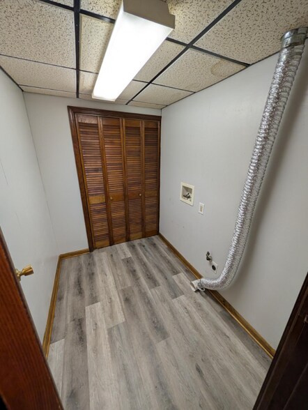 Building Photo - 209 W Oak St