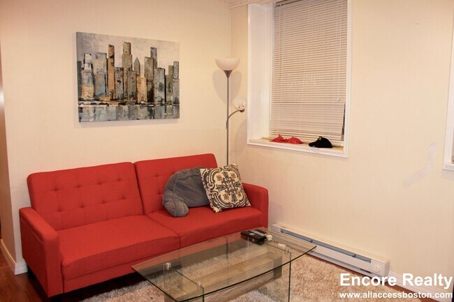 Building Photo - 879 Beacon St