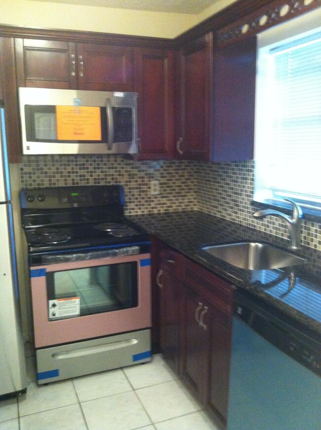 Building Photo - 9851 Sandalfoot Blvd