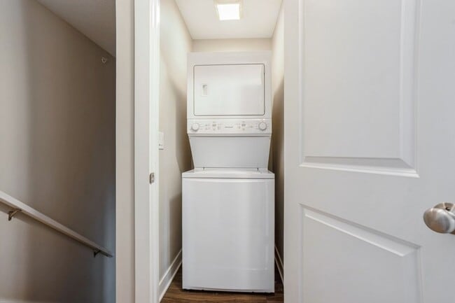 Building Photo - TERRIFIC LOCATION!!  2 Bedroom, 2 Bathroom Townhome in Ankeny