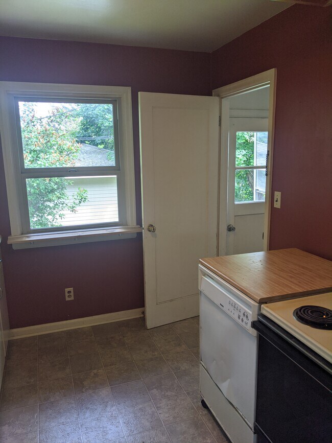 Building Photo - 414 S 12th Ave