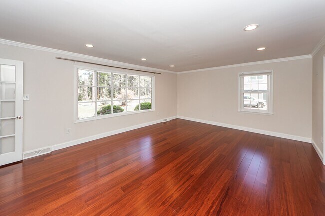 Building Photo - 4 Bedroom 2.5 Bath House in Montclair - We...