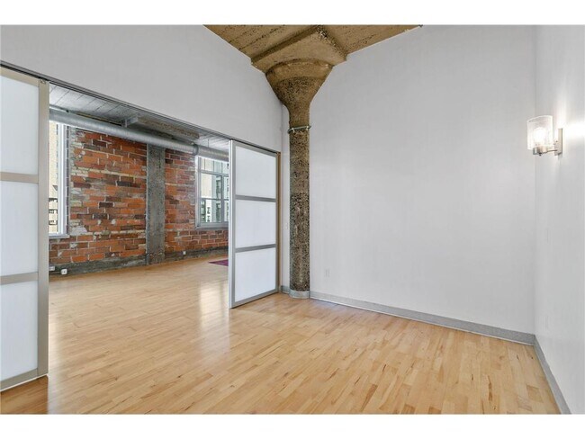 Building Photo - 521 S 7th St