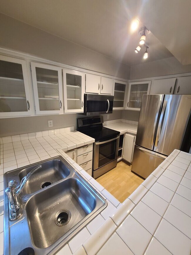 Building Photo - Spacious and Comfortable - Large 1Bd/1Ba - Lots of Natural Light - Private Patio w/ Sun Screens
