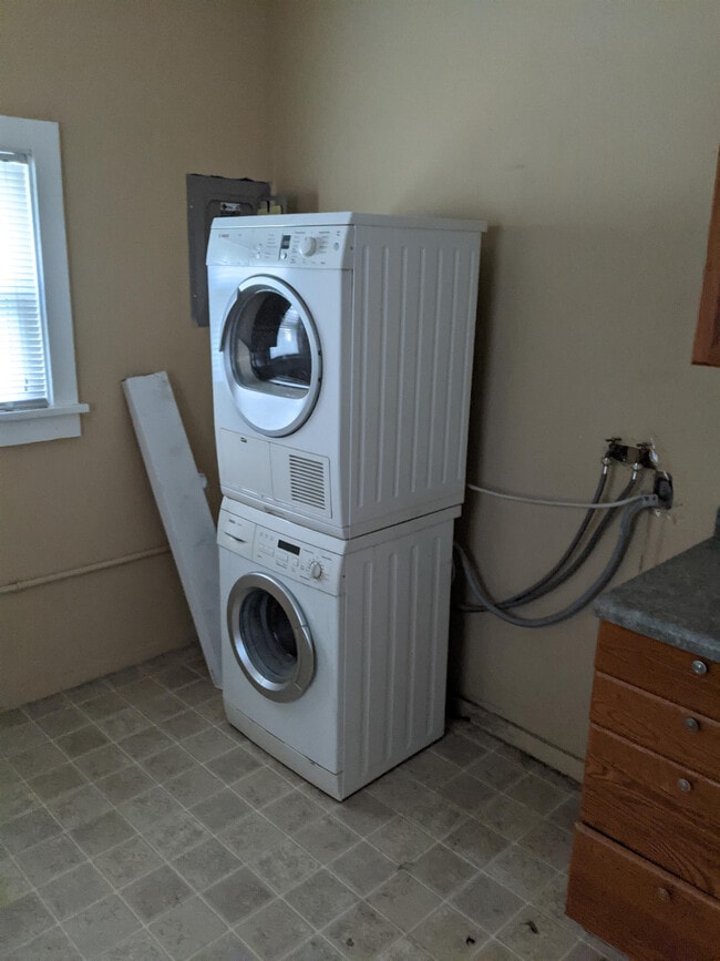 Building Photo - 608 N James St