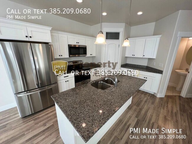 Building Photo - GORGEOUS & SPACIOUS Vineyard Townhome!