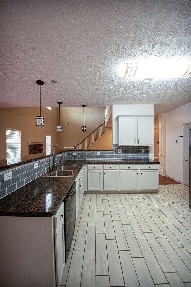 Building Photo - Beautiful home available today!