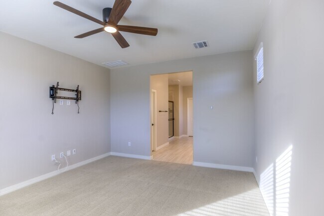 Building Photo - Very Special Oro Valley Home with Pool and Mountain Views!