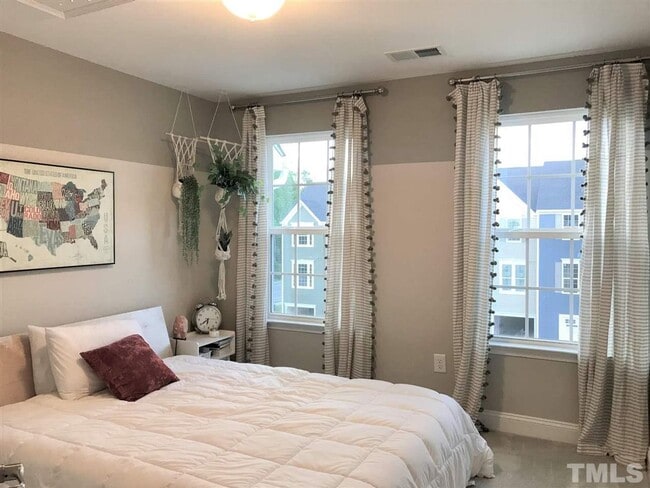 Building Photo - Former Model Townhome for Rent