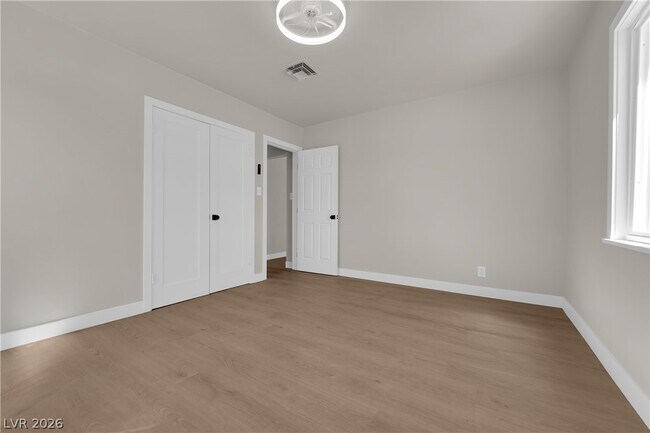 Building Photo - 433 N 10th St