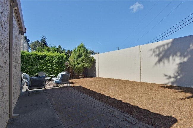 Building Photo - Great Home in Secure Complex