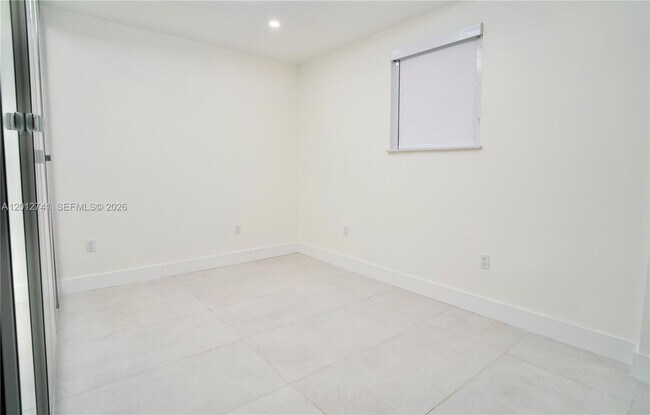Building Photo - 8811 Carlyle Ave