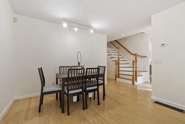 Building Photo - 5 Maple Ridge Dr