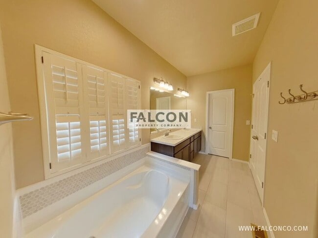 Building Photo - 9958 Golf Crest Dr