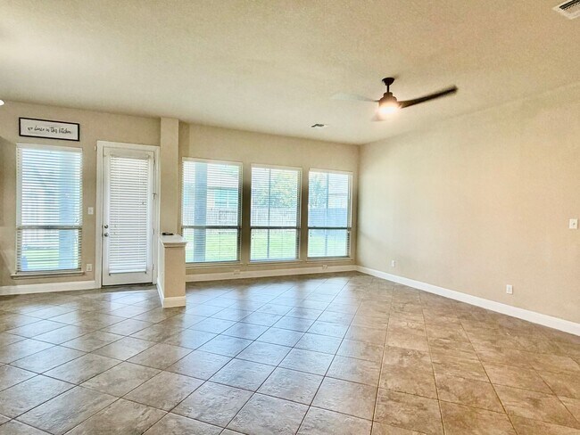 Building Photo - Welcome home to 621 Cavan!