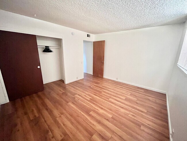 Building Photo - Charming 2-bedroom, 1-bath duplex with a yard