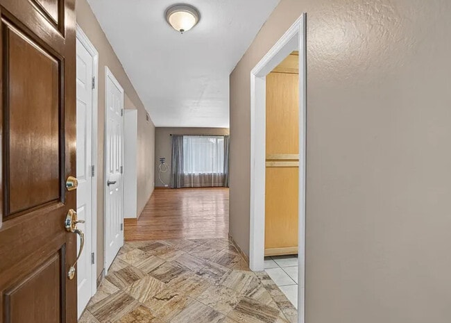 Building Photo - FOR RENT