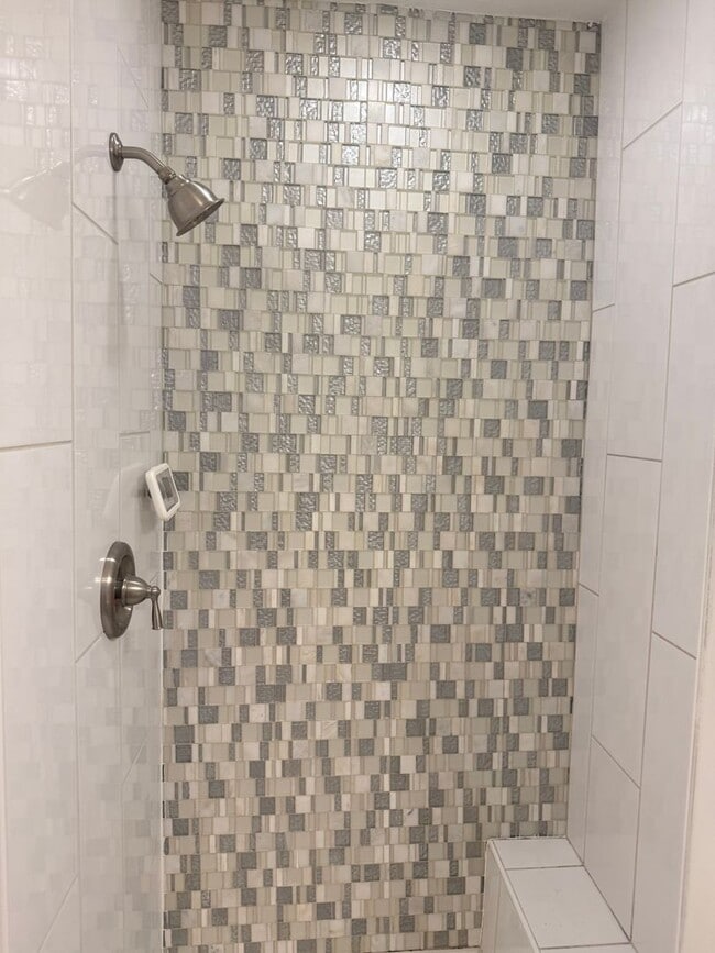 Building Photo - Updated Costal - Style home