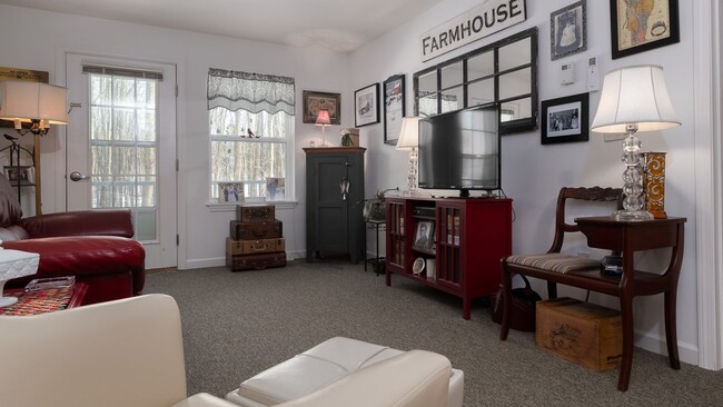 Building Photo - 1 bed, 1 bath independent senior living (55+ years of age) heat, hot water, & electricity include...