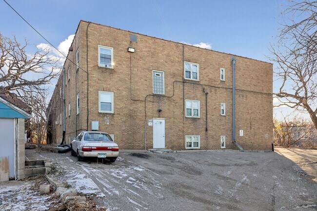Building Photo - Spacious, Updated 1BR on Beautiful Iris Park!