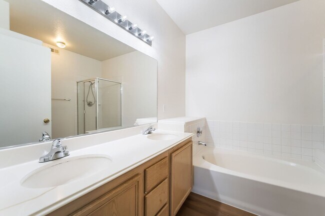 Building Photo - 2 bedroom remodeled condo in the Henderson...