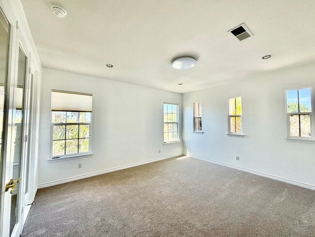 Building Photo - Elegant 5 Bedroom Home With Sweeping Staircase and Tons of Space!