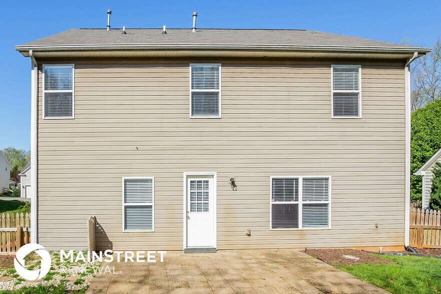 Building Photo - 8110 Chatham Oaks Dr