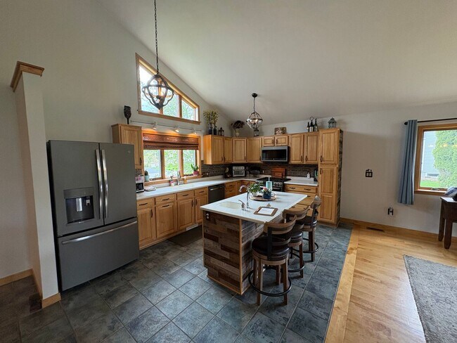 Building Photo - Large 4BR/2.5 BA Home w/ large yard & Central AC