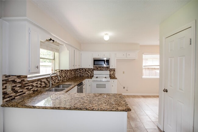 Building Photo - 15106 Silverman St