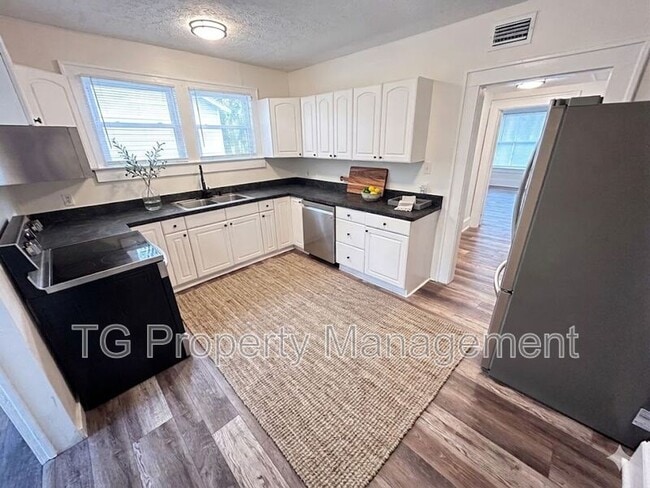 Building Photo - 2561 Rosselle St