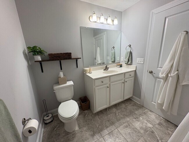 Building Photo - Townhouse for Rent in Spring Oaks!