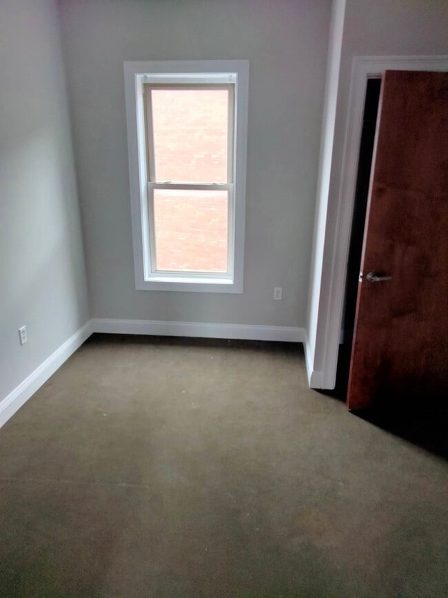 Building Photo - 10-12 Hawthorn St