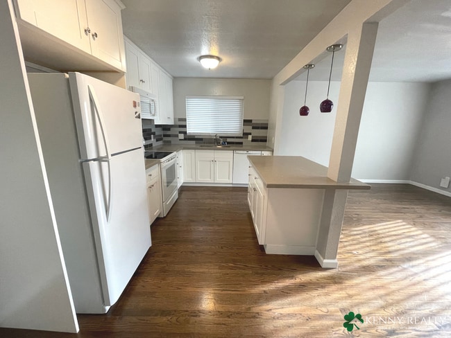 Building Photo - Two Bedroom Unit in Duplex with Garage Space and Washer and Dryer