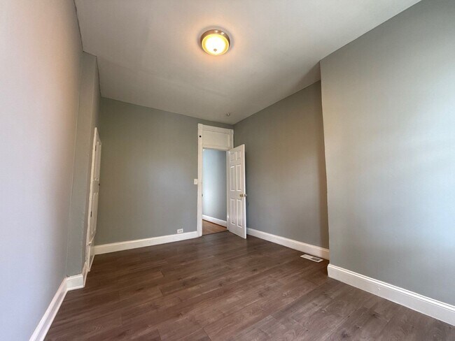 Building Photo - Spacious 4 Bedroom House in Baltimore